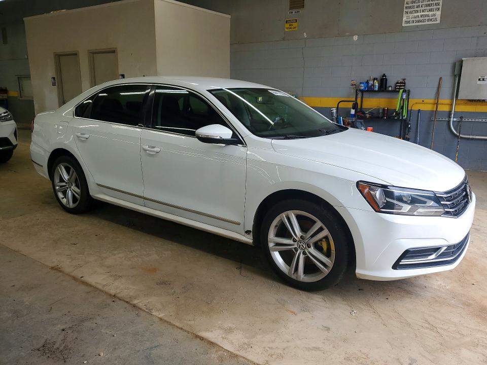 Photo 4 from auction – 2017 VOLKSWAGEN PASSAT with VIN 1VWAT7A39HC043868