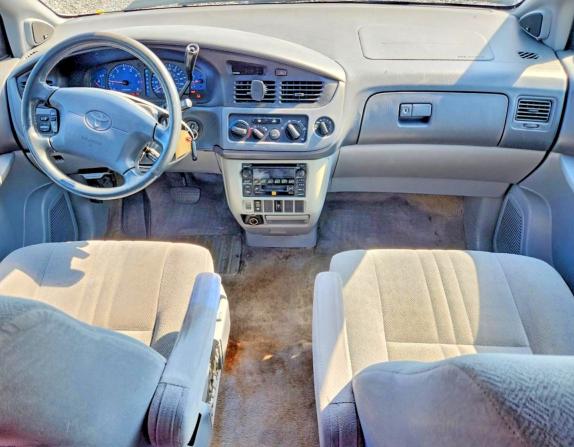 Photo 8 from auction – 2003 TOYOTA SIENNA with VIN 4T3ZF13C43U554997