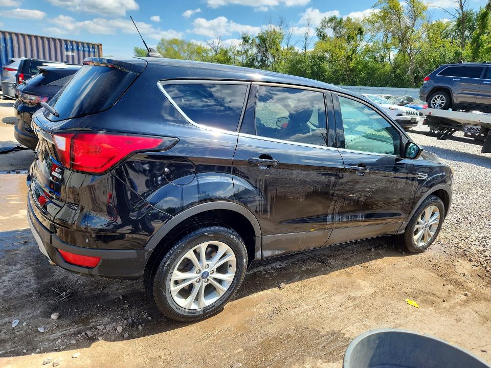 Photo 3 from auction – 2019 FORD ESCAPE with VIN 1FMCU9GD9KUB04279