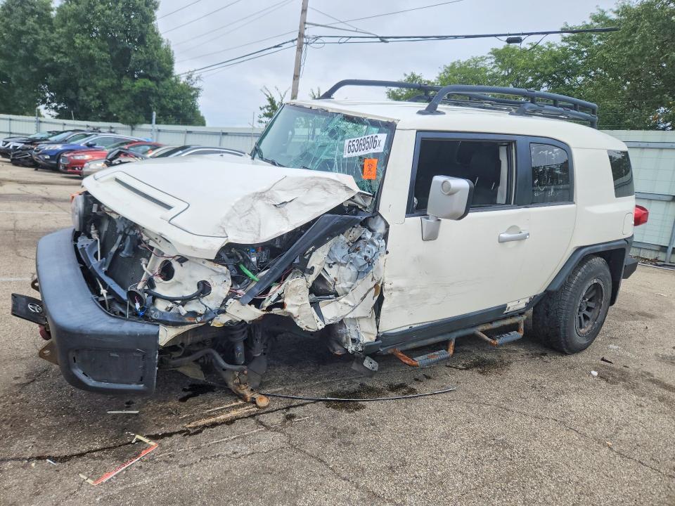 2013 TOYOTA FJ CRUISER - Търг №65369506
