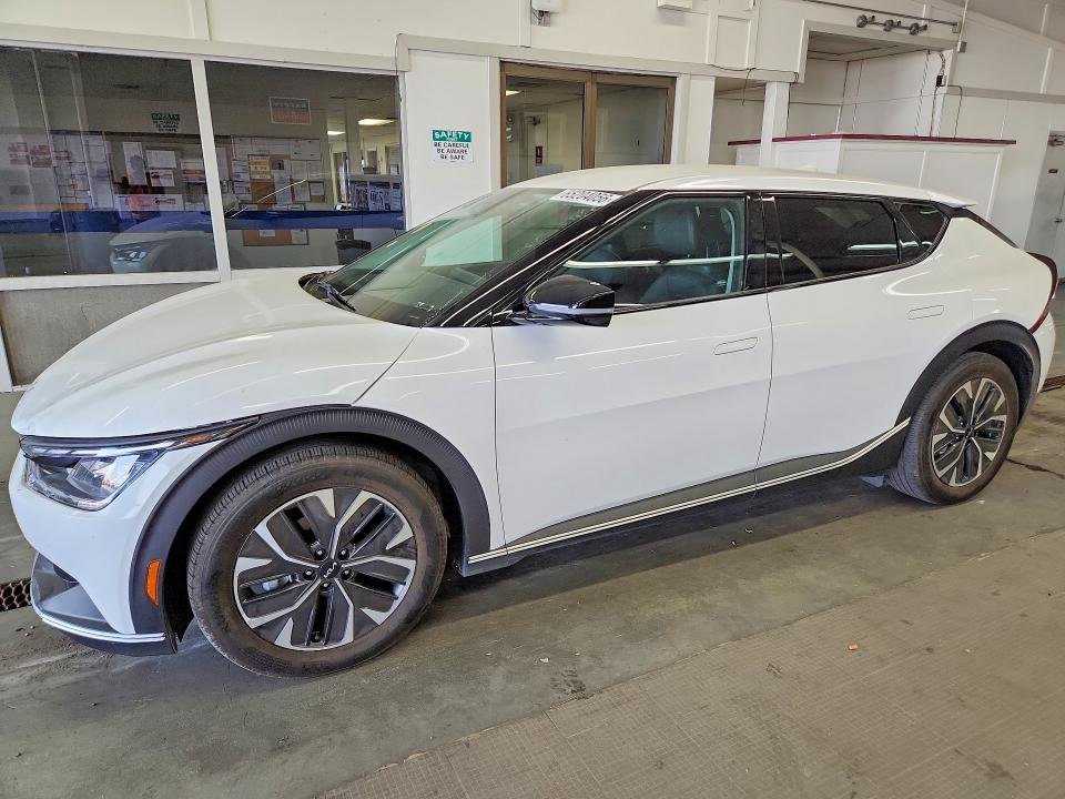 KIA EV6 2024 مع رقم تعريف المركبة KNDC3DLC0R5229571 - صورة من المزاد