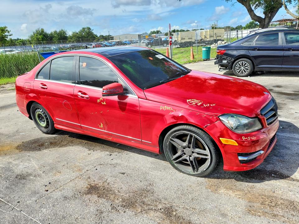 Снимка 4 от търг – 2014 MERCEDES-BENZ C с VIN WDDGF4HBXER307811