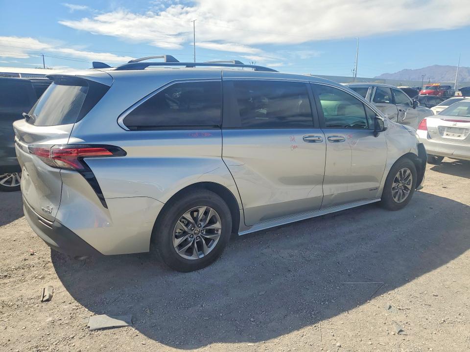Photo 3 from auction – 2021 TOYOTA SIENNA with VIN 5TDKRKEC6MS049865