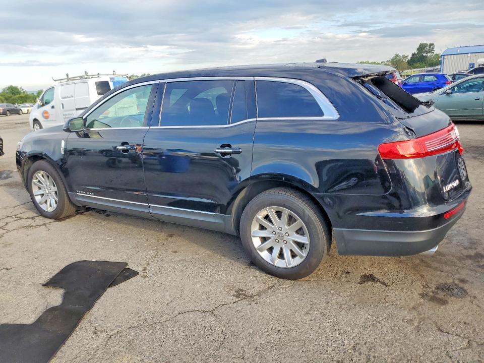 Photo 2 from auction – 2018 LINCOLN MKT with VIN 2LMHJ5NK9JBL01034