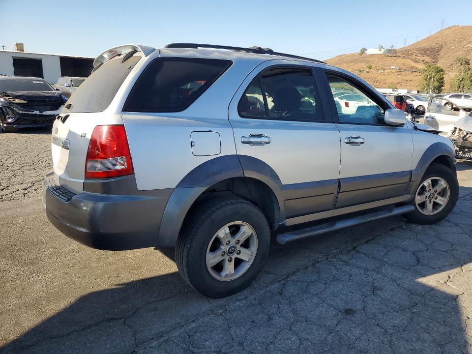 Zdjęcie 3 z aukcji – 2004 KIA SORENTO z VIN KNDJD733445303833