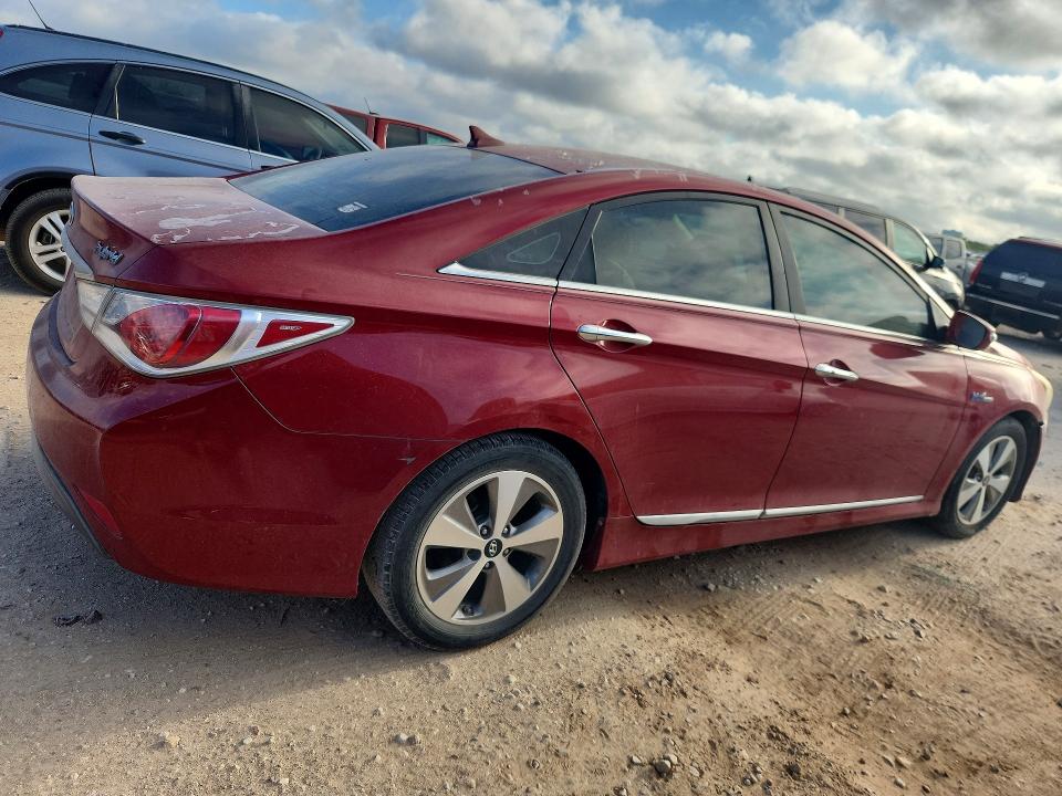 Photo 3 from auction – 2011 HYUNDAI SONATA with VIN KMHEC4A46BA001572