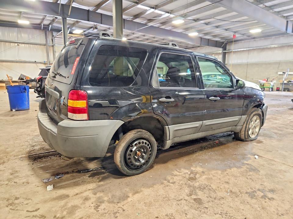 Photo 3 from auction – 2005 FORD ESCAPE with VIN 1FMYU93115KB75641