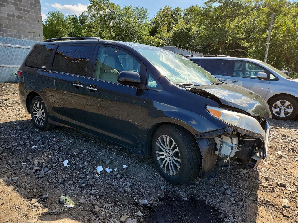Photo 4 from auction – 2018 TOYOTA SIENNA with VIN 5TDYZ3DC5JS934927