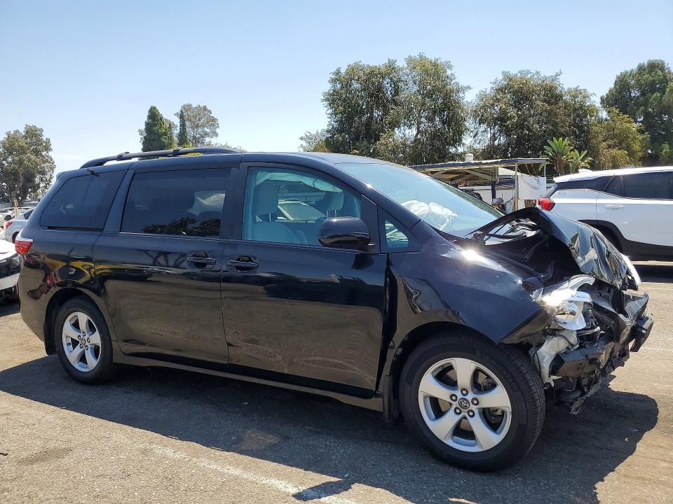 Photo 4 from auction – 2018 TOYOTA SIENNA with VIN 5TDKZ3DC2JS946510