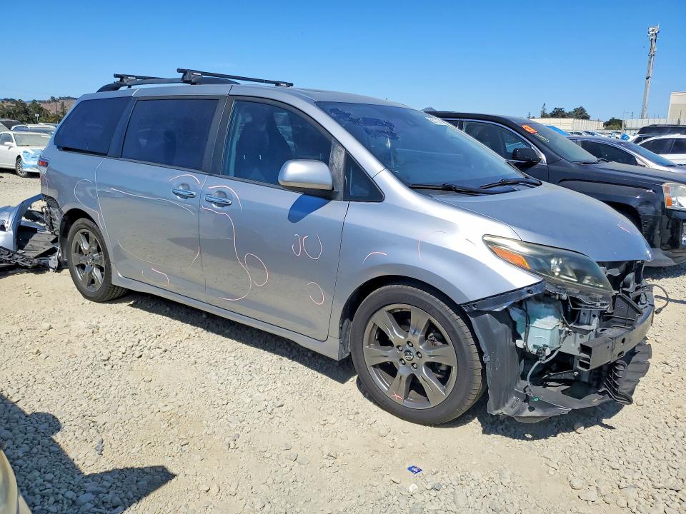 Photo 4 from auction – 2018 TOYOTA SIENNA with VIN 5TDXZ3DC9JS963648