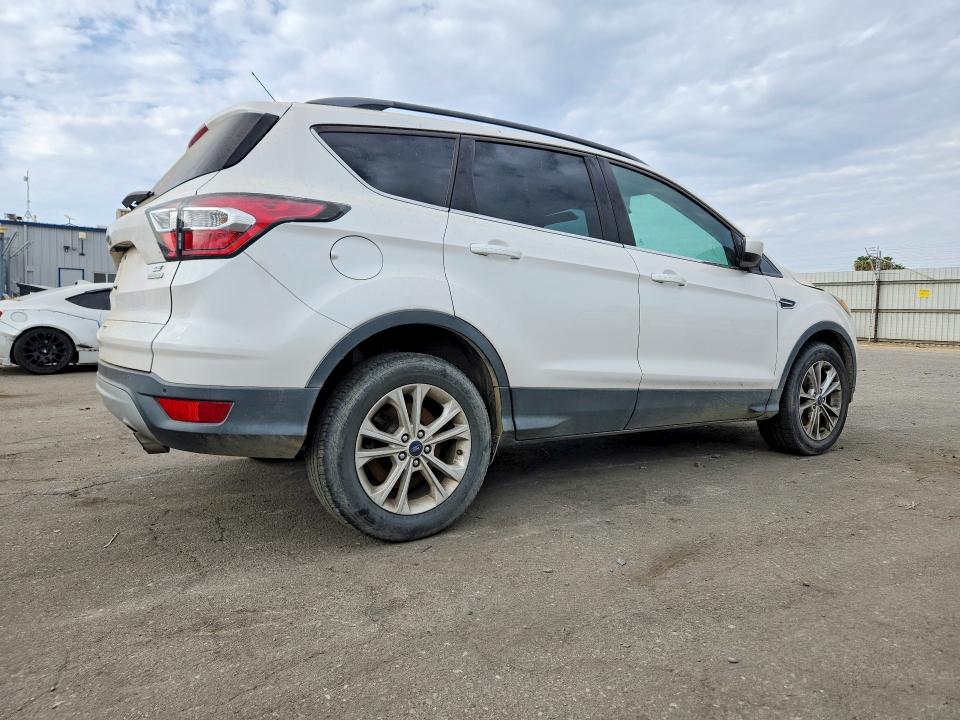 Photo 3 from auction – 2017 FORD ESCAPE with VIN 1FMCU0GD6HUB44999