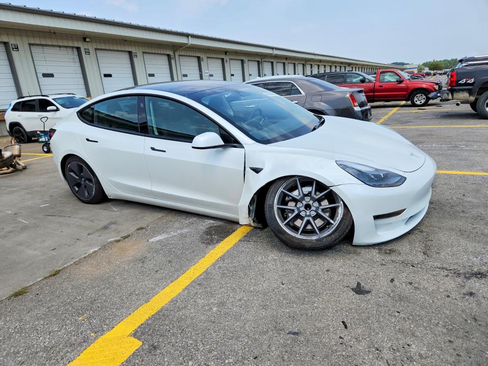 Foto 4 de la subasta – 2023 TESLA MODEL 3 con VIN 5YJ3E1EA9PF607550