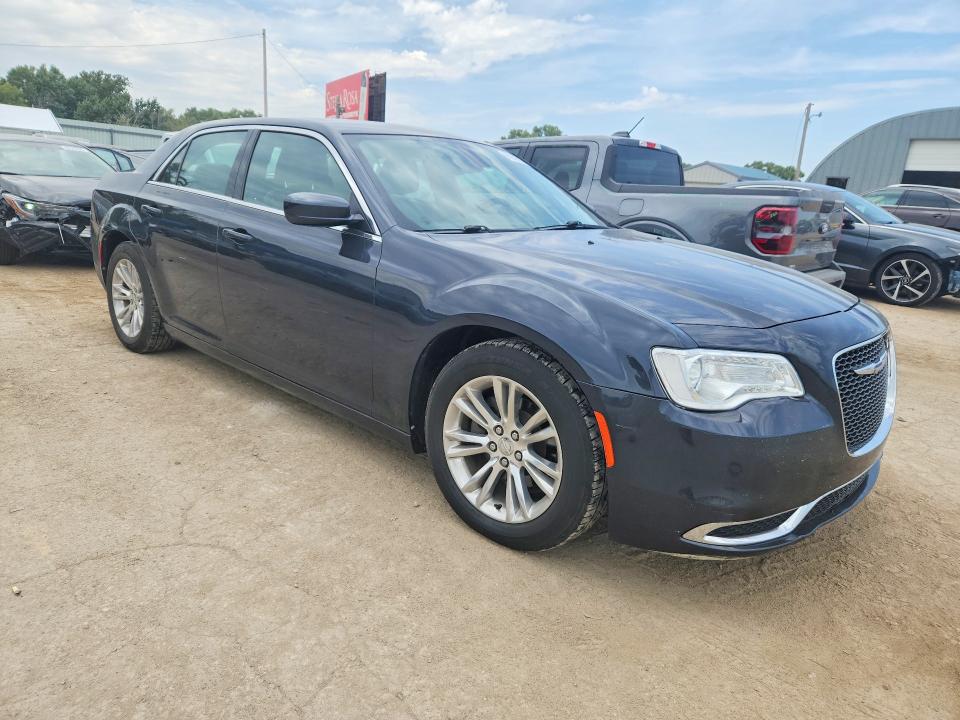 Photo 4 from auction – 2017 CHRYSLER 300 with VIN 2C3CCAAG2HH608300