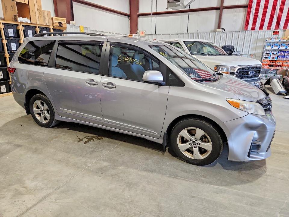 Photo 4 from auction – 2018 TOYOTA SIENNA with VIN 5TDKZ3DC2JS932039