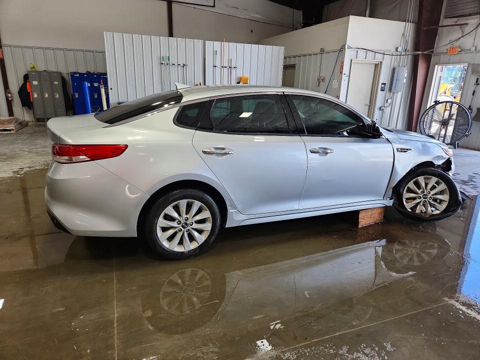 Фото 3 с аукциона – 2017 KIA OPTIMA с VIN 5XXGU4L31HG169082