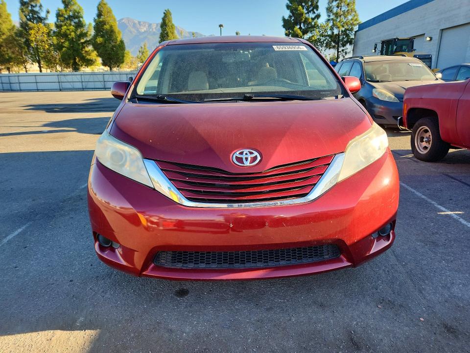 Photo 5 from auction – 2017 TOYOTA SIENNA with VIN 5TDKZ3DC1HS807687