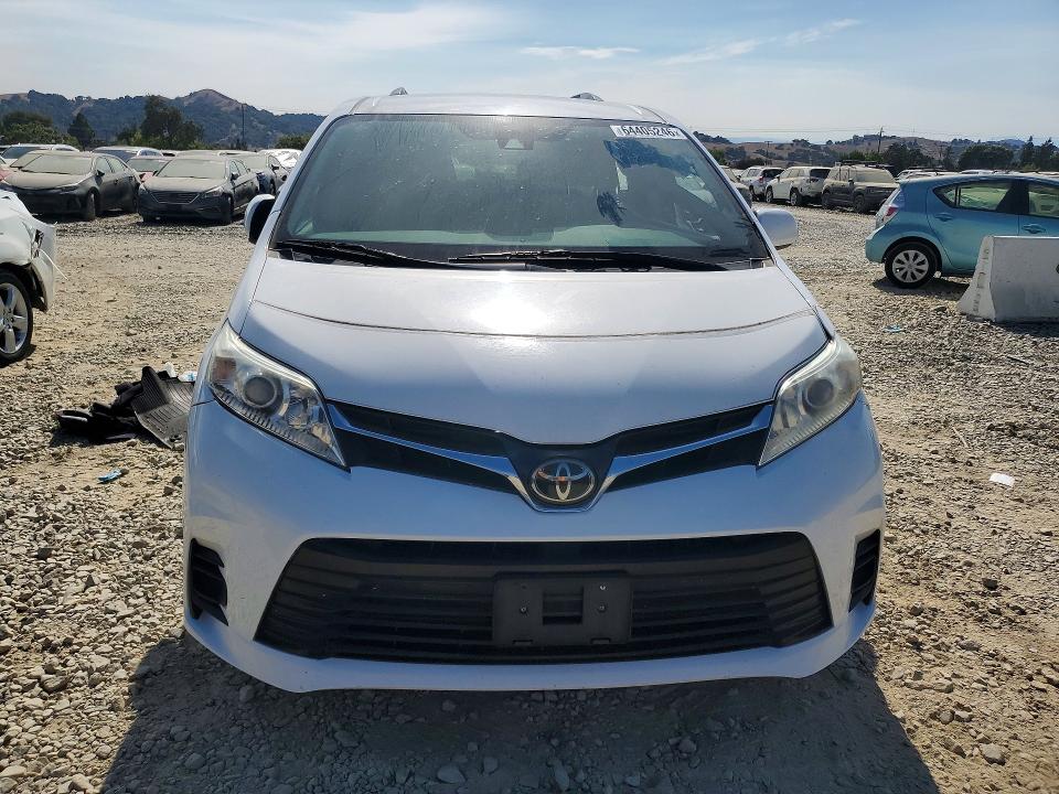 Photo 5 from auction – 2018 TOYOTA SIENNA with VIN 5TDKZ3DC4JS960957