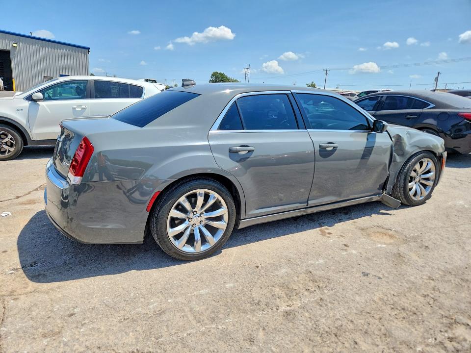 Photo 3 from auction – 2017 CHRYSLER 300 with VIN 2C3CCAAGXHH612630