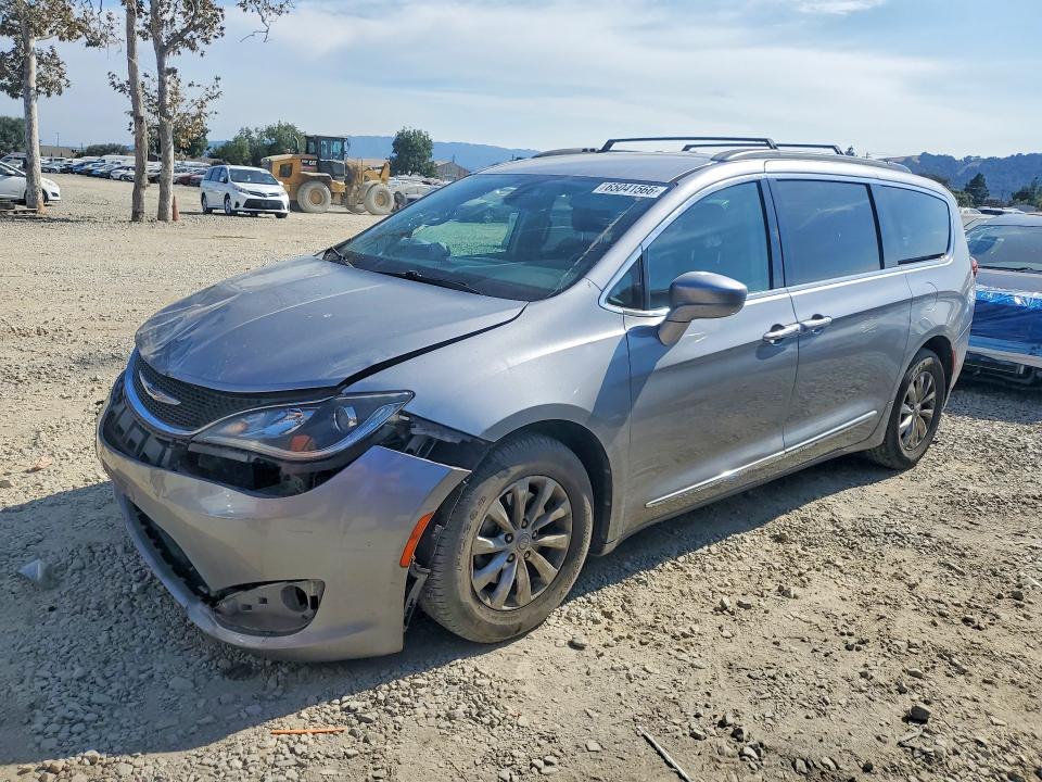 CHRYSLER PACIFICA 2017 with VIN 2C4RC1BG9HR523940 - Photo from auction