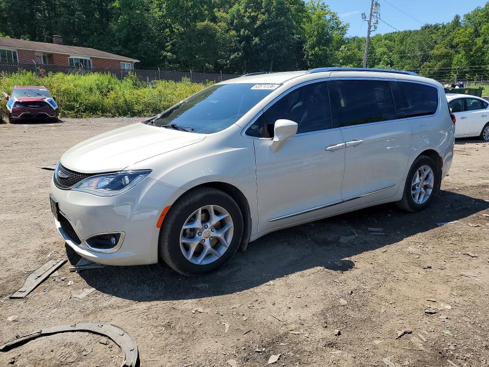 CHRYSLER PACIFICA 2017 with VIN 2C4RC1EG1HR555941 - Photo from auction