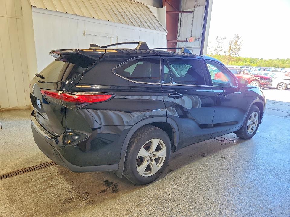 Zdjęcie 3 z aukcji – 2022 TOYOTA HIGHLANDER z VIN 5TDZZRAH6NS097392