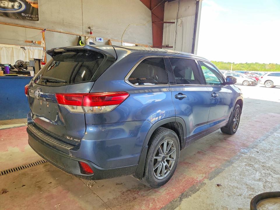 Photo 3 from auction – 2017 TOYOTA HIGHLANDER with VIN 5TDJZRFH1HS429281