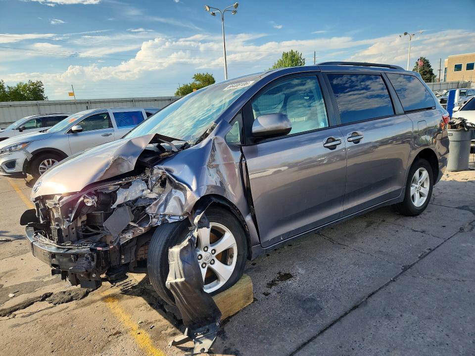 Снимка 1 от търг – 2015 TOYOTA SIENNA с VIN 5TDKK3DC2FS655355