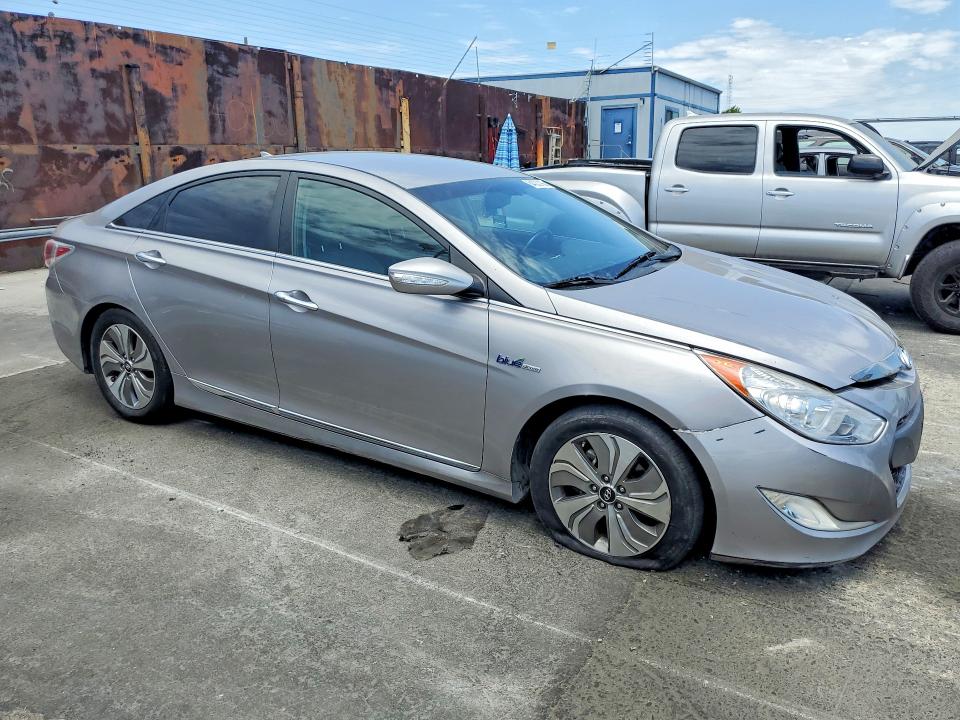 Photo 4 from auction – 2013 HYUNDAI SONATA with VIN KMHEC4A44DA071476