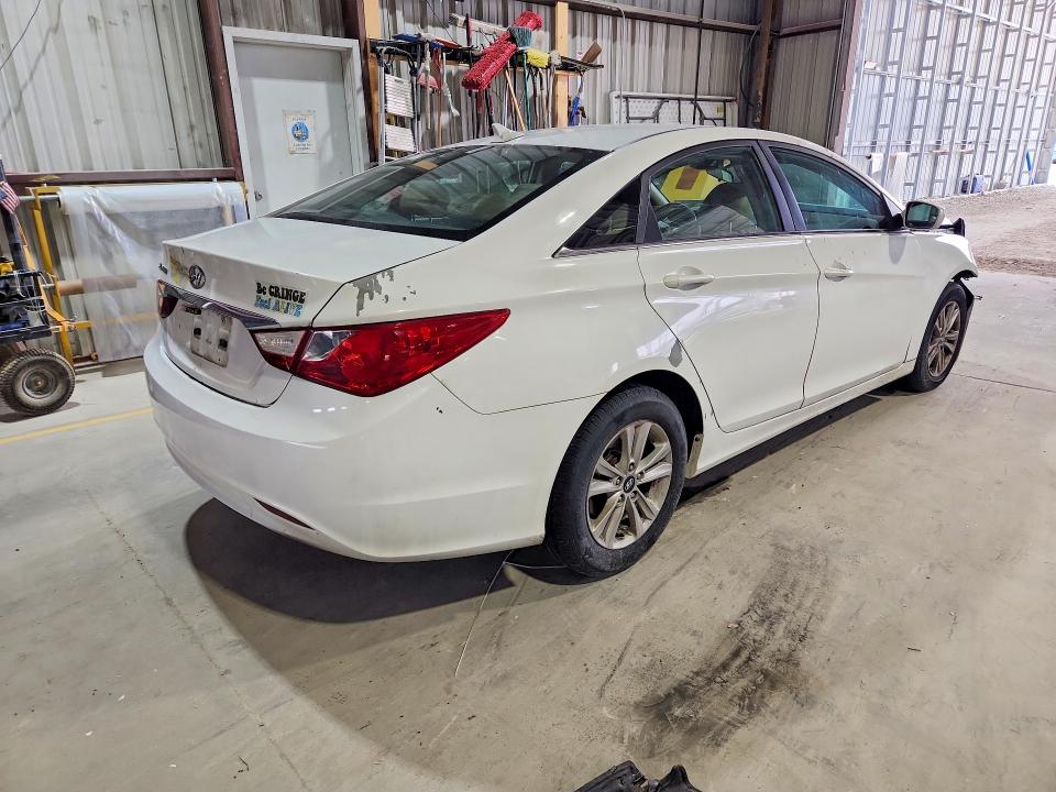 Photo 3 from auction – 2011 HYUNDAI SONATA 4D with VIN 5NPEB4AC1BH074601