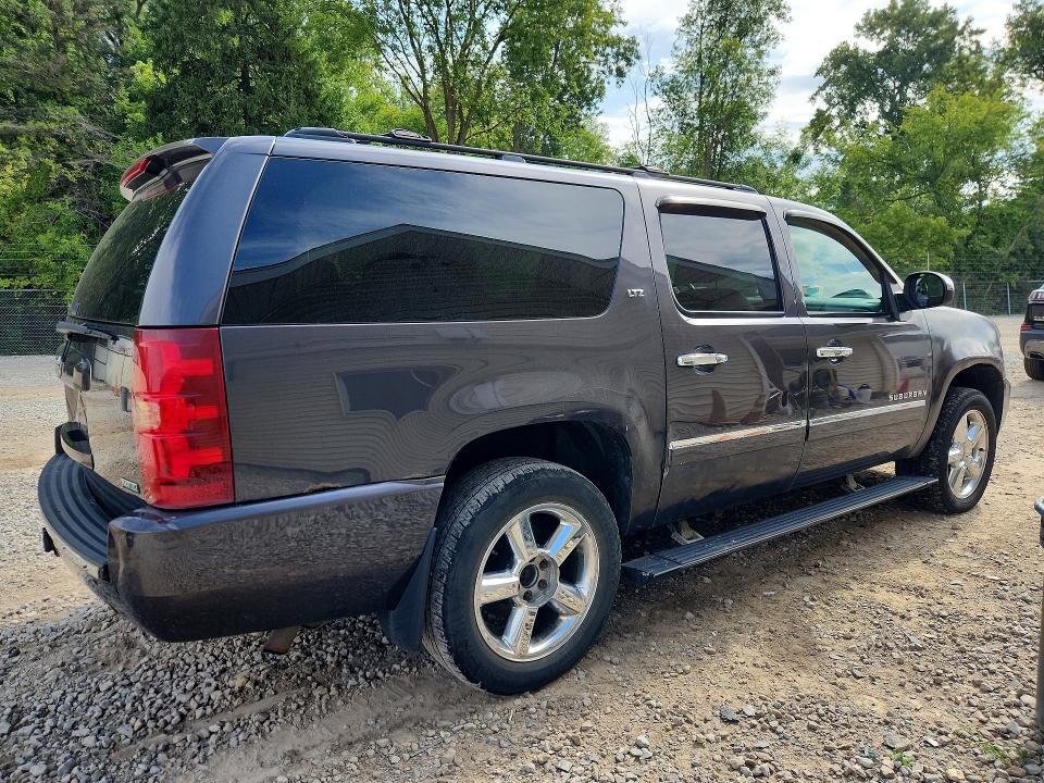Photo 3 from auction – 2011 CHEVROLET SUBURBAN with VIN 1GNSKKE38BR110088