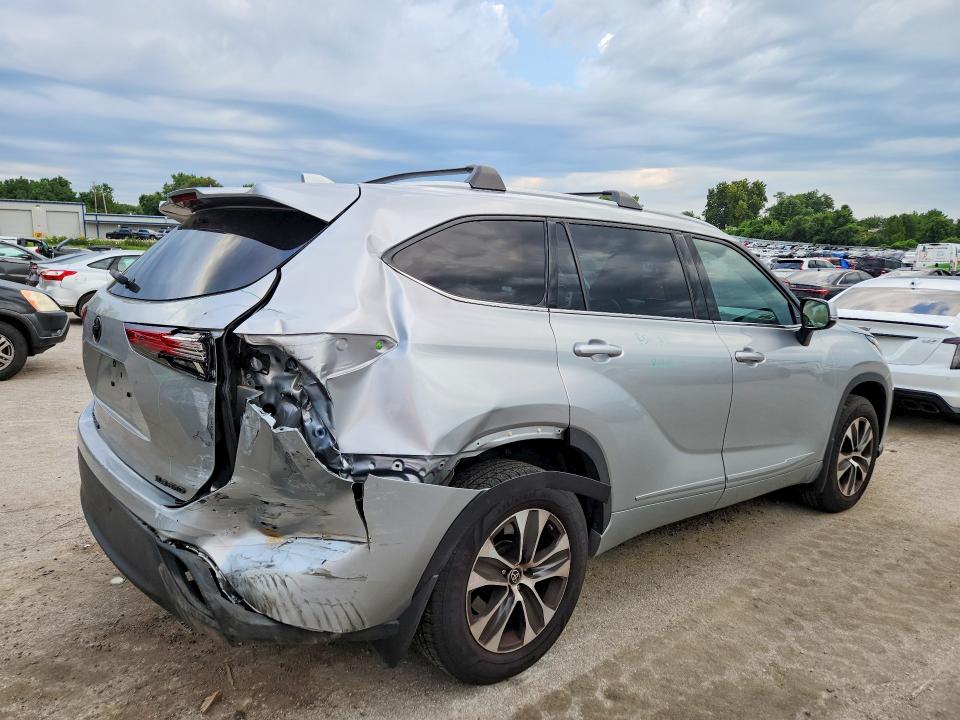Photo 3 from auction – 2022 TOYOTA HIGHLANDER with VIN 5TDGZRBH7NS582422