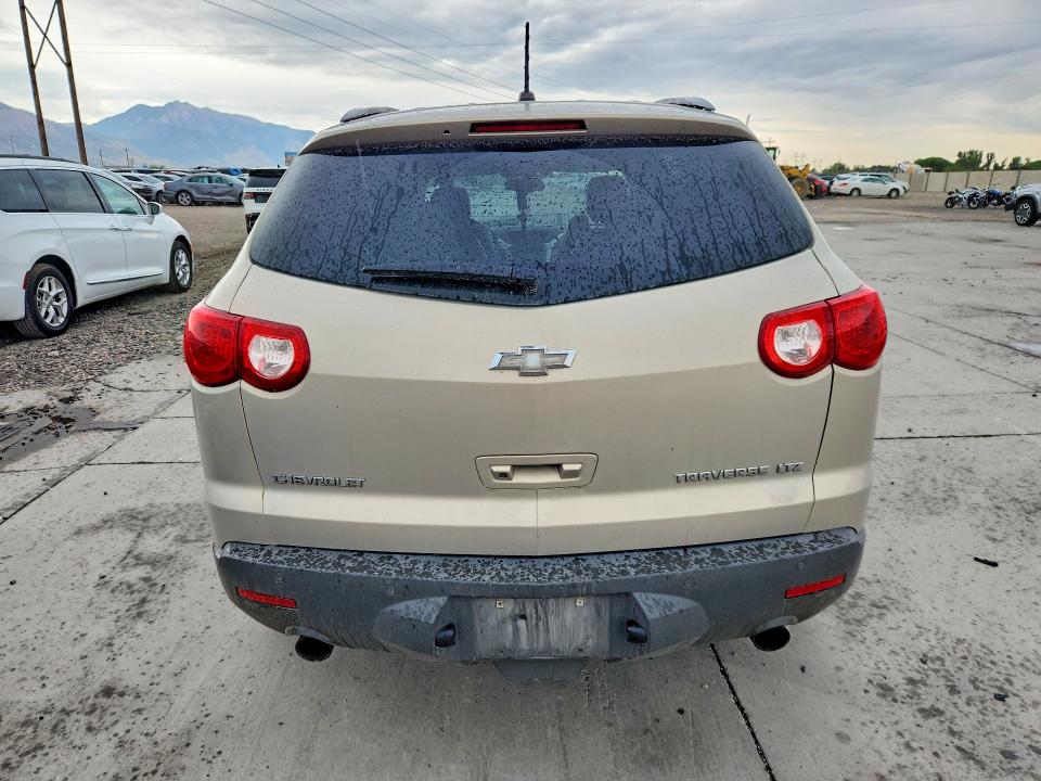 Photo 6 from auction – 2010 CHEVROLET TRAVERSE with VIN 1GNLRHED8AS115925