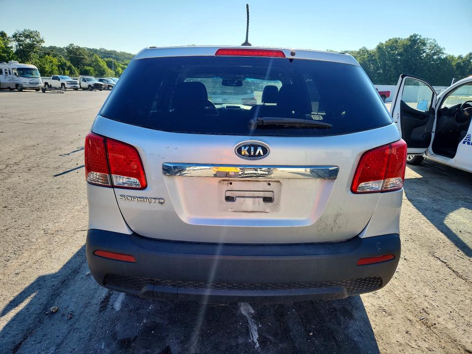 Photo 6 from auction – 2011 KIA SORENTO with VIN 5XYKTCA14BG070879