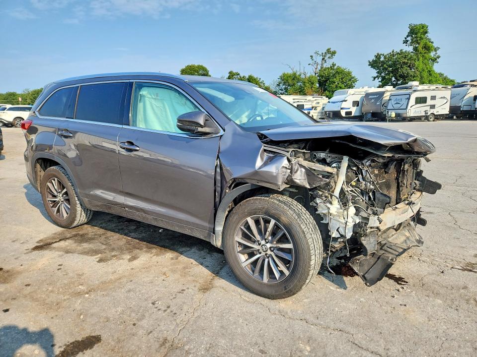 Photo 4 from auction – 2017 TOYOTA HIGHLANDER with VIN 5TDKZRFH2HS511556