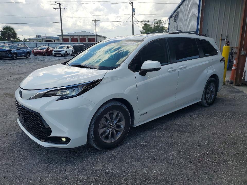 TOYOTA SIENNA 2021 with VIN 5TDBRKEC6MS028482 - Photo from auction