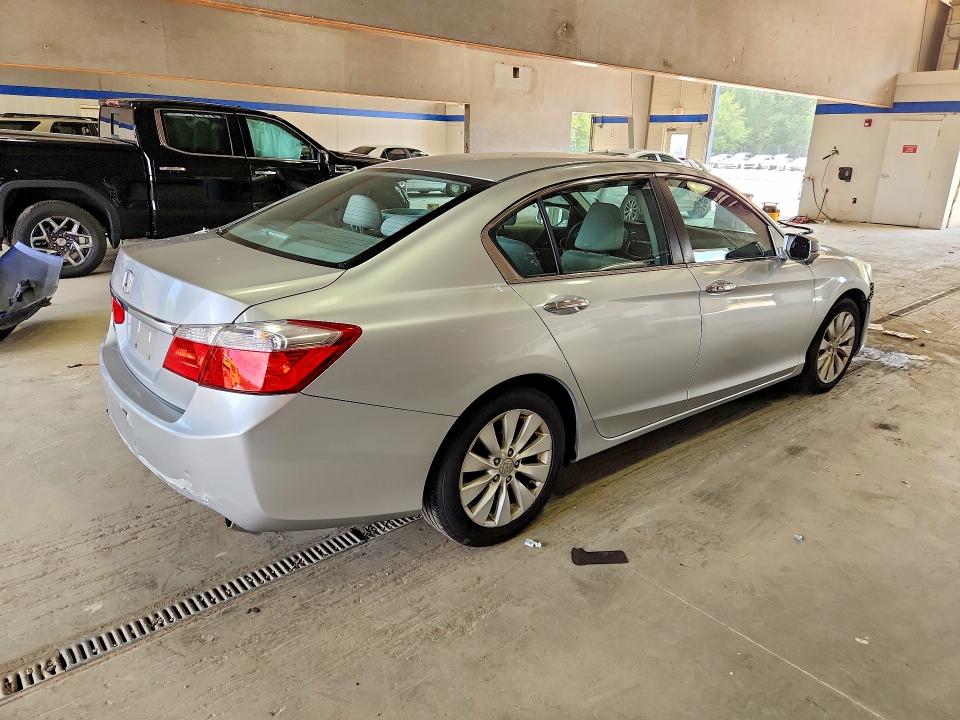 Photo 3 from auction – 2015 HONDA ACCORD with VIN 1HGCR2F72FA185885