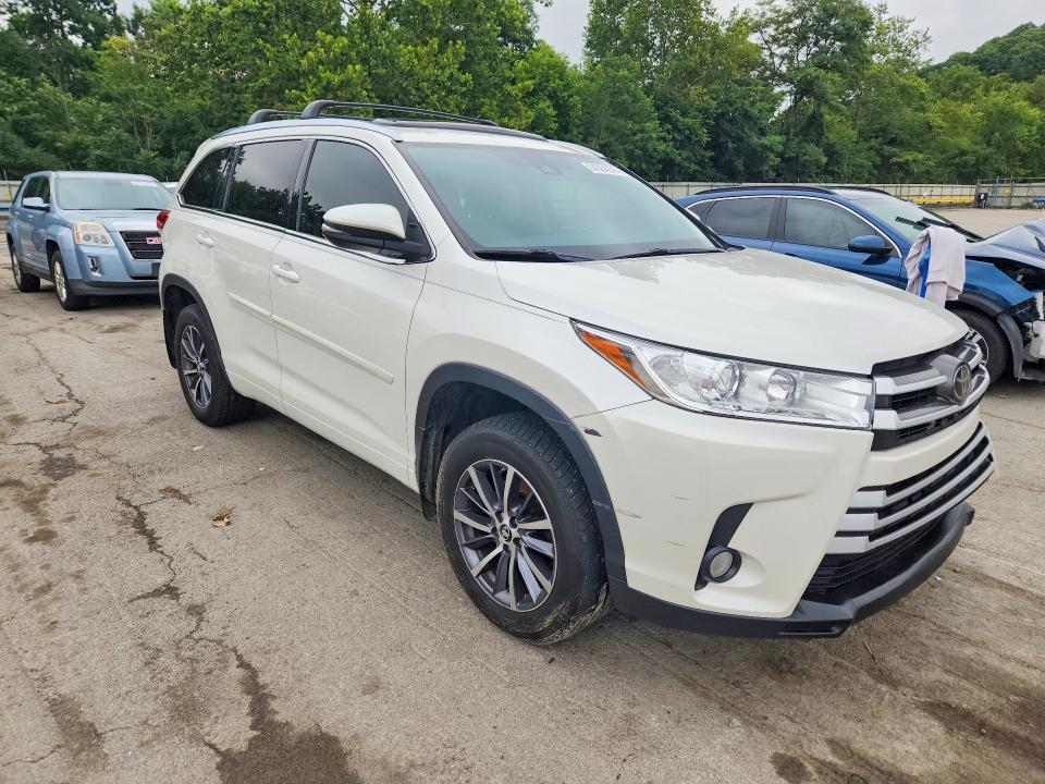 Photo 4 from auction – 2018 TOYOTA HIGHLANDER with VIN 5TDJZRFH5JS525582