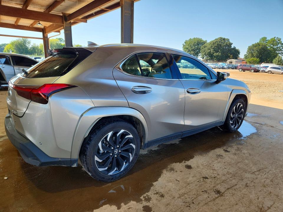 Photo 3 from auction – 2022 LEXUS UX 200 with VIN JTHP3JBH9N2056530