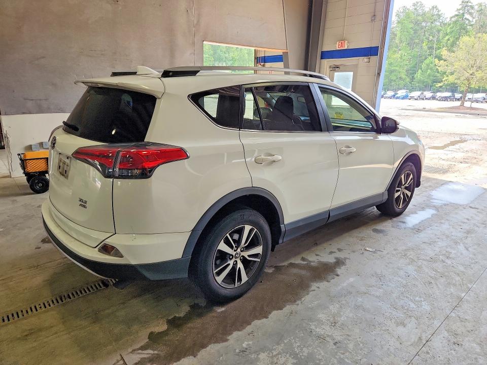 Photo 3 from auction – 2018 TOYOTA RAV4 with VIN JTMRFREV5JD236619