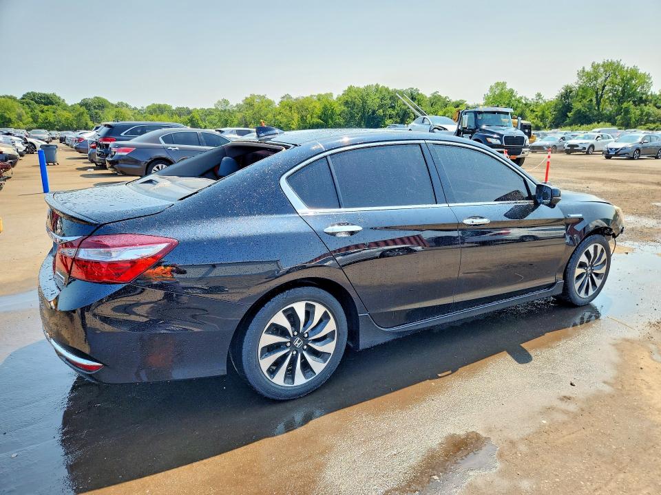 Photo 3 from auction – 2017 HONDA ACCORD with VIN JHMCR6F79HC005698