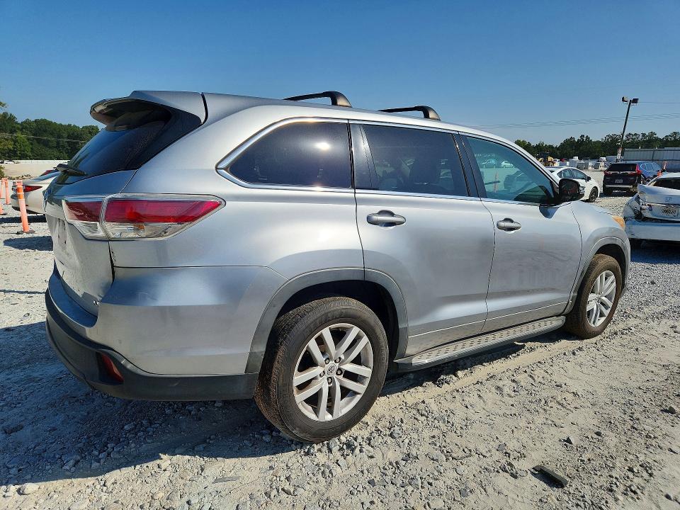 Photo 3 from auction – 2015 TOYOTA HIGHLANDER with VIN 5TDZARFH3FS016544