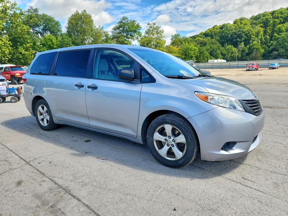 Photo 4 from auction – 2017 TOYOTA SIENNA with VIN 5TDZZ3DC7HS838750