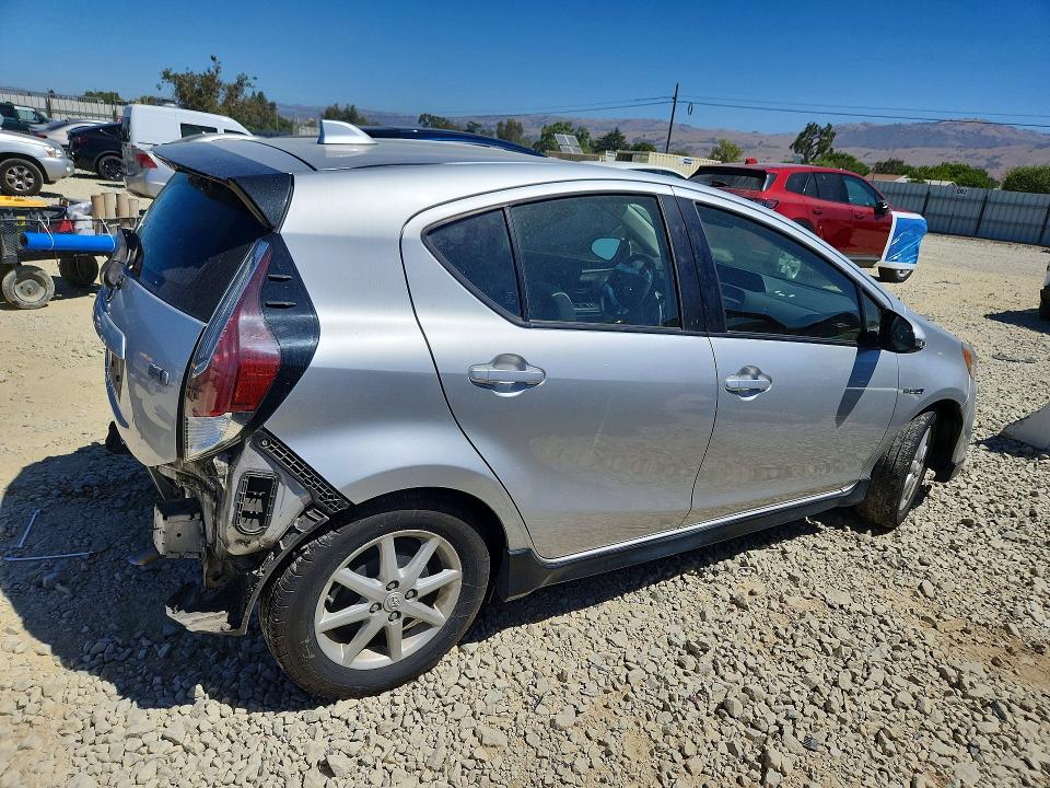 Photo 3 from auction – 2017 TOYOTA PRIUS C with VIN JTDKDTB31H1594660