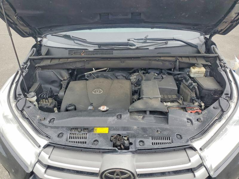 Снимка 12 от търг – 2018 TOYOTA HIGHLANDER с VIN 5TDJZRFH3JS531462