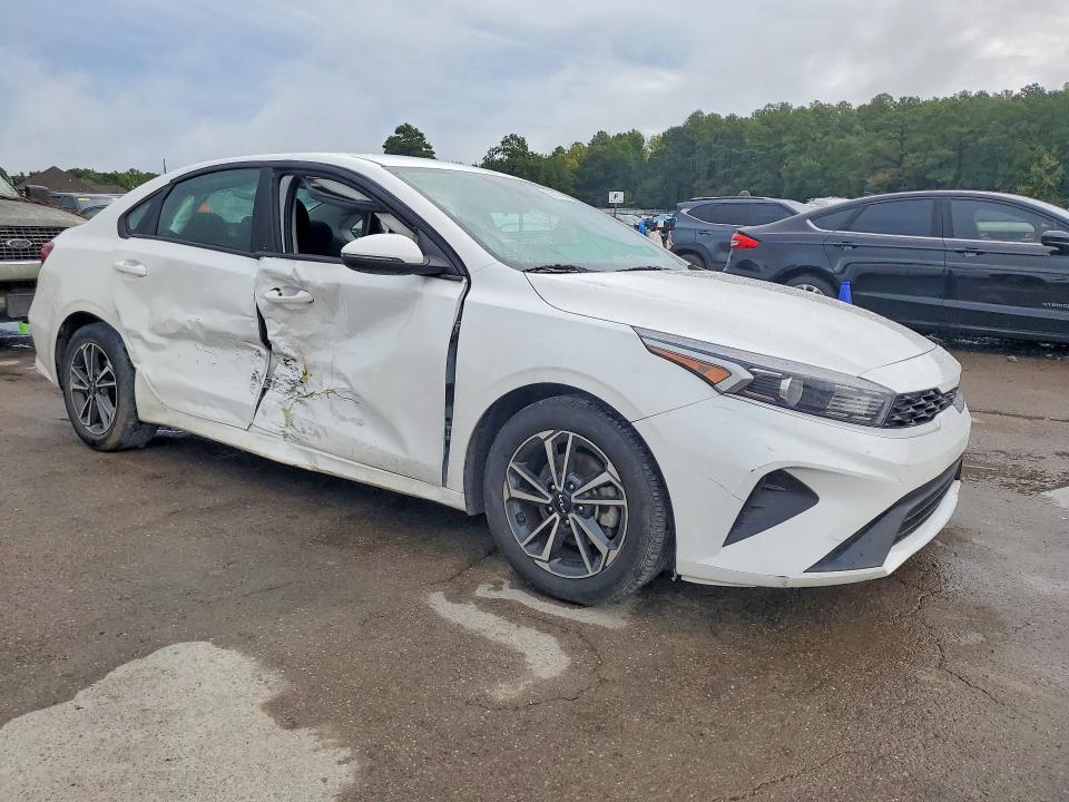 Снимка 4 от търг – 2023 KIA FORTE с VIN 3KPF24AD2PE673869