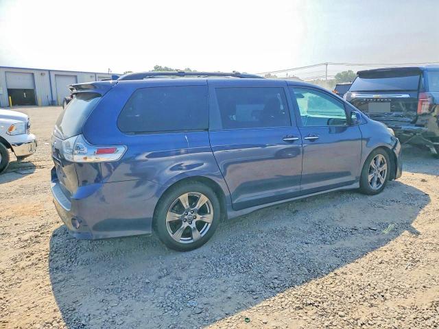 Photo 3 from auction – 2018 TOYOTA SIENNA with VIN 5TDXZ3DC8JS912853