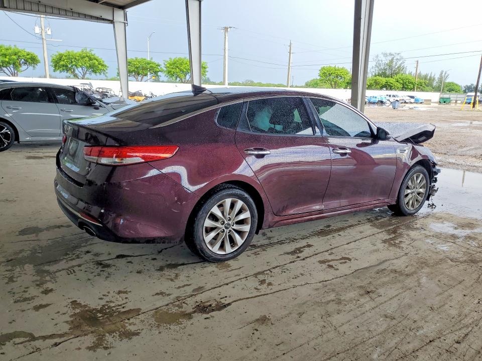 Photo 3 from auction – 2017 KIA OPTIMA with VIN 5XXGU4L30HG171678