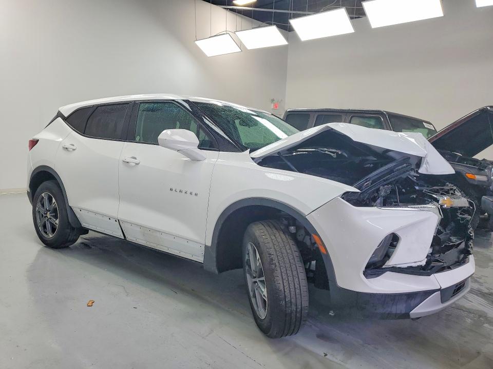Photo 4 from auction – 2025 CHEVROLET BLAZER with VIN 3GNKBCR4XSS249502