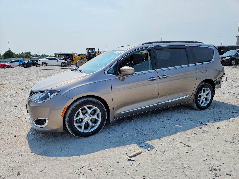 CHRYSLER PACIFICA 2017 with VIN 2C4RC1BG8HR608106 - Photo from auction