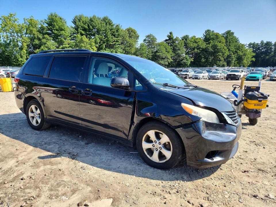 Photo 4 from auction – 2015 TOYOTA SIENNA with VIN 5TDKK3DCXFS572627